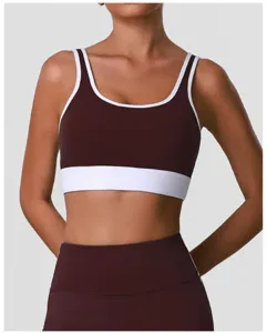 Gros plan sur le soutien-gorge de sport color-block, col U, haut de fitness à maintien élevé.