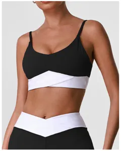 Vue de détail du soutien-gorge de sport color-block noir et blanc, fines bretelles.