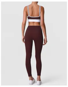 Vue de détail de l'ensemble de soutien-gorge de sport et pantalon de yoga taille haute.