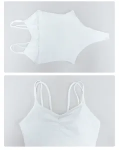 Detailansicht des weißen Yoga-Bodysuits mit doppelten Trägern und Raffung an der Brust.
