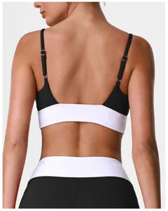 Vue arrière détaillée du soutien-gorge de sport bicolore et haut de yoga pour le fitness.