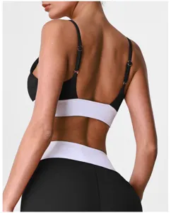 Détail du dos de la brassière de sport et du haut de yoga noir et blanc, vue studio.