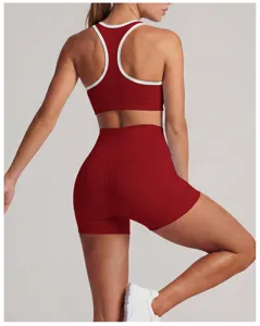 Dettaglio del set coordinato reggiseno sportivo e pantaloncini vita alta per fitness.