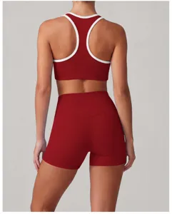 Dettaglio del set yoga con reggiseno sportivo e pantaloncini rossi con dorso a nuoto.