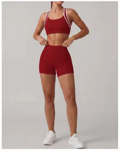 Completo reggiseno sportivo rosso e pantaloncini vita alta donna, fitness yoga dettaglio.