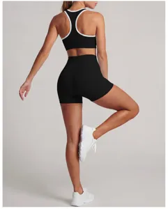 Set reggiseno sportivo nero con racerback e pantaloncini a vita alta per fitness e yoga.
