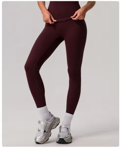 Vue détaillée du legging de yoga taille haute effet peau nue en rouge foncé pour sport.