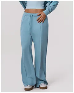 Pantalon de survêtement large bleu clair et haut court de sport pour femme yoga fitness.