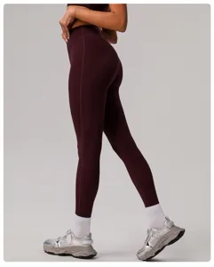 Vue rapprochée de profil des leggings de yoga taille haute, coupe sans coutures et tissu doux.