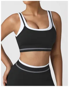 Primo piano del reggiseno sportivo nero con bordo bianco, vestibilità comoda, flessibile.