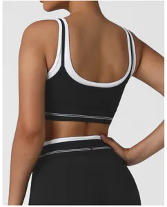 Vista dettagliata della schiena del reggiseno sportivo e top yoga con design a strati.