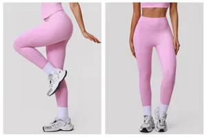 Vista dettagliata di leggings da yoga fitness a vita alta rosa con effetto push-up.