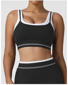 Vista dettagliata del reggiseno sportivo e del set yoga b&n con imbottiture.