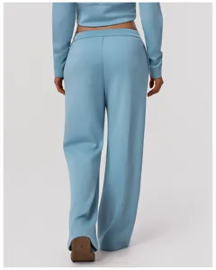 Vue arrière détail d'un ensemble de jogging bleu clair et crop top, coupe ample et confortable.