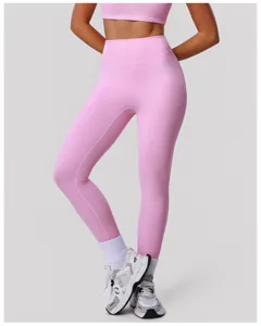 Dettaglio di leggings fitness a vita alta rosa e crop top, design senza cuciture per yoga e corsa.