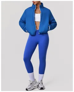 Vista di dettaglio della giacca invernale blu abbinata al crop top e leggings.