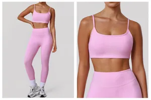 Ensemble de yoga côtelé rose avec soutien-gorge de sport et leggings taille haute femme.