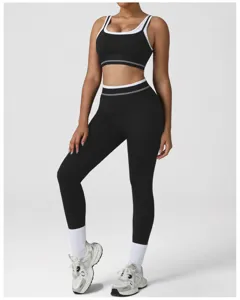Vista di dettaglio del set di reggiseno sportivo in bianco e nero e leggings yoga.