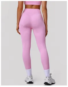 Dettaglio vista posteriore di leggings yoga rosa a vita alta, modellatura senza cuciture ed elastico.