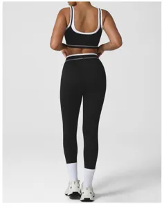 Vista dettagliata del reggiseno sportivo nero e dei leggings, ideale per yoga e fitness.