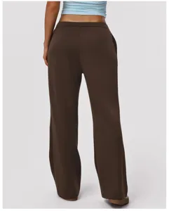 Vue détaillée du pantalon de yoga marron ample à jambes larges, idéal pour le quotidien.