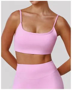 Vue détaillée du soutien-gorge de yoga rose, haut de sport fitness extensible.