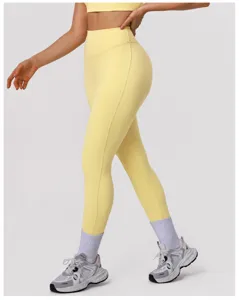 Vista dettagliata dei leggings da fitness a vita alta con tessuto elastico e confortevole.