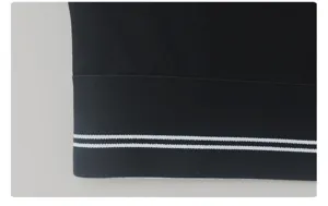 Primo piano del dettaglio della fascia elastica di un reggiseno sportivo nero con righe.
