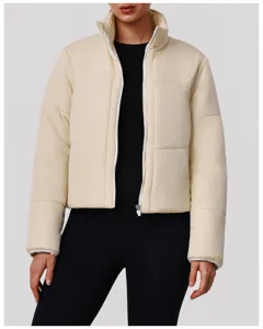 Giacca imbottita corta beige con collo con zip da donna per sport invernali e uso quotidiano.