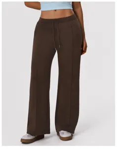 Pantalon de survêtement marron ample en détail, avec taille à cordon et pli central élégant.