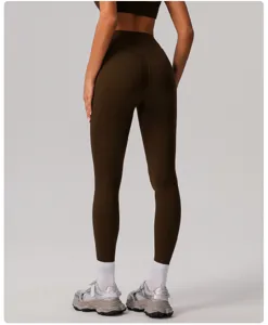 Vue détaillée des leggings de yoga taille haute fessier galbant marron pour sport.