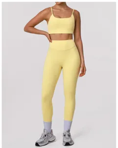 Set yoga fitness giallo, leggings senza cuciture a vita alta e reggiseno sportivo per corsa.