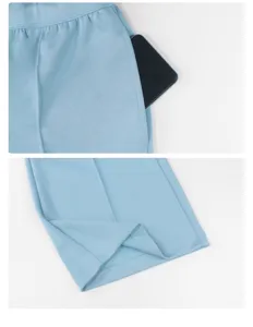 Gros plan détaillé montrant la poche latérale et l'ourlet du pantalon de sport bleu clair