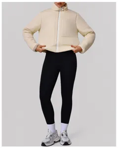 Vista dettagliata della calda giacca invernale da donna abbinata a leggings neri e scarpe sportive.