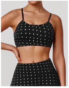 Zwarte fitnessset met polkadots, ademende sportbeha en yogalegging met hoge taille.