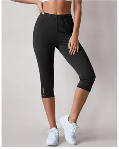 Nahaufnahme von schwarzen Damen Sport Capri Leggings mit hohem Bund und schickem Beinausschnitt.