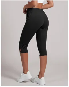 Detailansicht schwarzer Capri-Yogahosen für Damen, High-Waist-Design für Fitness und Sport.