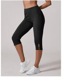 Schwarze Damen Sport Capri Leggings, atmungsaktive Fitness Yoga Hose fuer den Sommer.