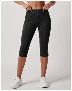 Nahaufnahme von schwarzen sportlichen Capri-Leggings mit hohem Bund und verkürztem Bein.
