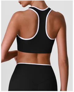 Gros plan d'un soutien-gorge de sport noir avec bordure blanche et design dos.