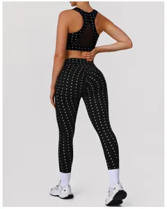 Achterkant detail van zwarte yogaset met stippen, ademende sportbeha en hippe legging.