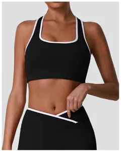 Gros plan sur l'ensemble de soutien-gorge de sport noir et leggings pour fitness et yoga.