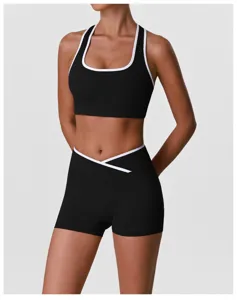 Ensemble soutien-gorge de sport et short noir pour femmes, idéal pour le yoga et le fitness.