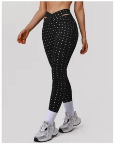 Yogalegging met hoge taille en stippen en kruis tailleband, comfortabele pasvorm voor fitness.