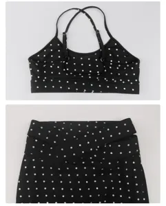 Gedetailleerd overzicht van zwart-witte polka dot yogaset met sportbeha en crossover leggings.
