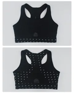 Zwarte sportbeha met polkadots, ademend mesh racerback-ontwerp voor comfortabele fitness.