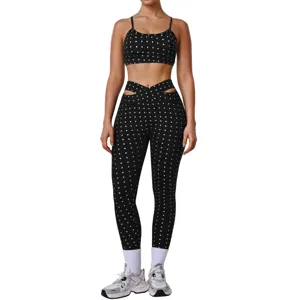 Zwart-witte polkadot yoga set, sport-bh en elastische hoge taille yogaleggings.
