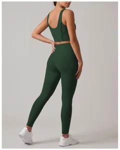 Detailansicht der dunkelgrünen Yoga-Set-Rückseite mit hohem Bund und Trägerdesign.