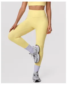Vista dettagliata dei leggings da yoga a vita alta gialli, con tessuto morbido e aderente.