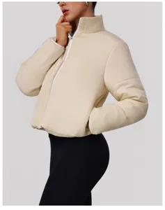 Vista dettagliata di una giacca imbottita corta da donna con zip bianca e collo alto caldo.